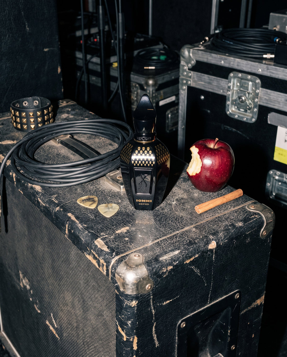 Tony Iommi Deified de Xerjoff sobre un amplificador de guitarra con púas y una manzana